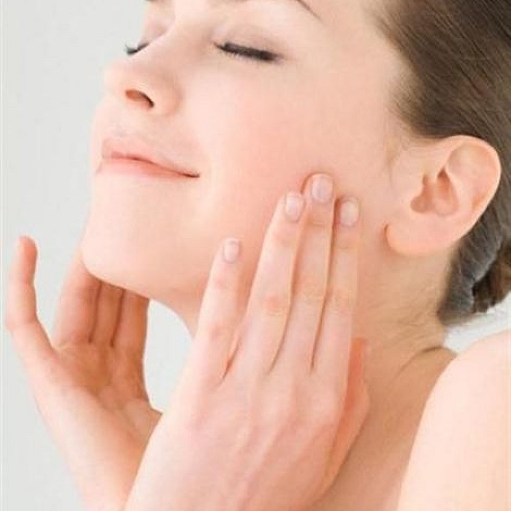 ผลิตภัณฑ์ดูแลผิวหน้า ริมฝีปาก คิ้ว